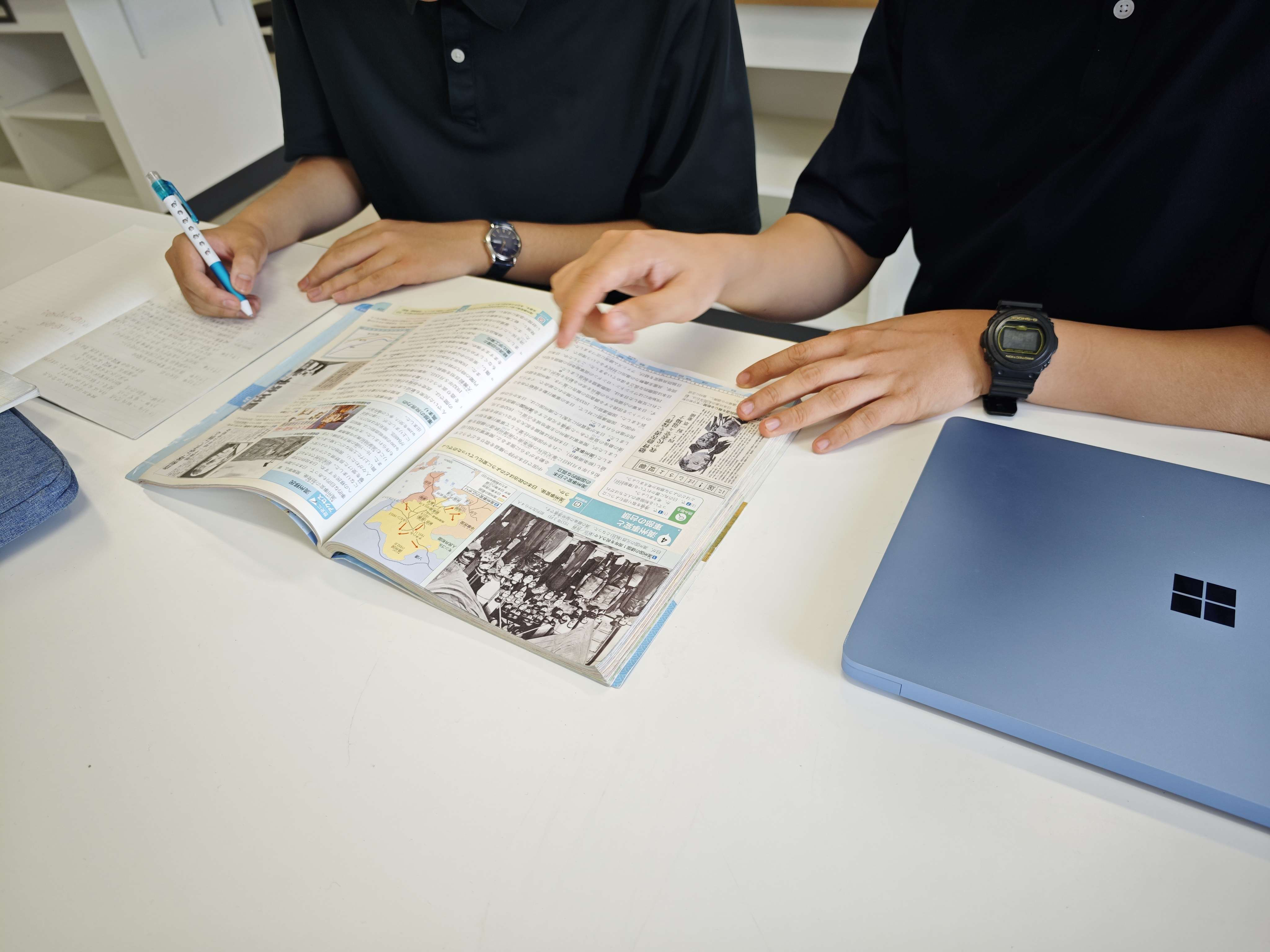 第一回の活動で勉強を教えてる写真